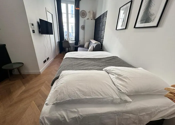 Chic Cozy Studio In The Heart Of The City